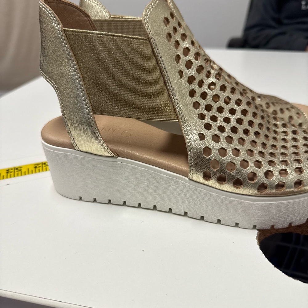 Elegant Gold Cutout Women's Sandals - Picture 2 of 4